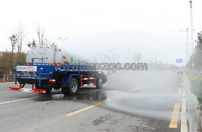 東風(fēng)專底12噸灑水車高位花灑圖片.jpg
