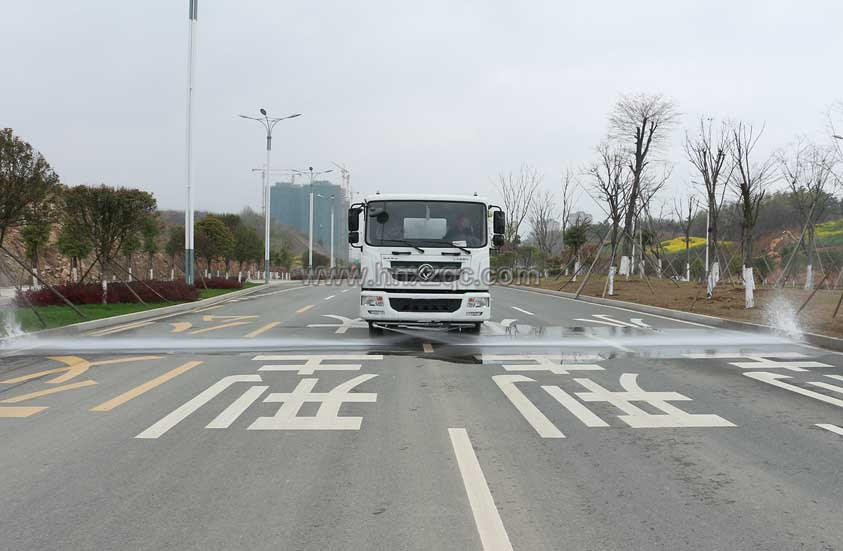 東風(fēng)專底12噸灑水車前沖圖片.jpg