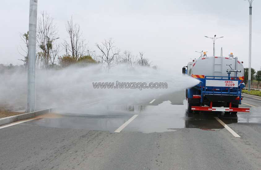 東風(fēng)專底12噸灑水車側(cè)噴圖片.jpg