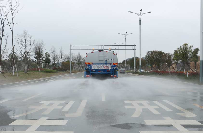 東風(fēng)專底12噸灑水車后灑圖片.jpg