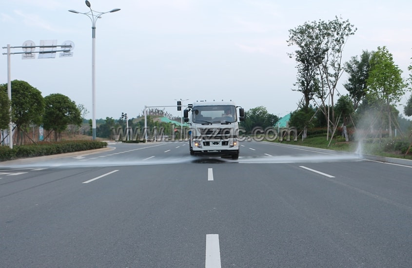 東風(fēng)新款153 20噸灑水車前沖圖片.jpg